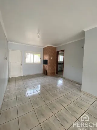 Foto de um cômodo interno com piso de cerâmica e paredes brancas.