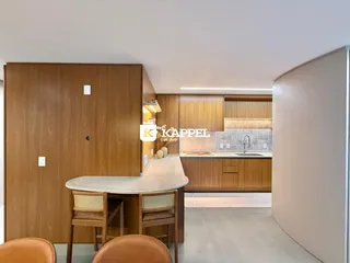 Cozinha moderna com armários de madeira e ilha central.