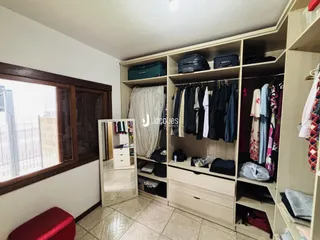 Quarto com armários e janela de madeira.