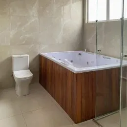 Foto de um banheiro mostrando uma banheira branca.