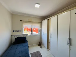 Quarto interno com armários embutidos e janela em Lajeado.