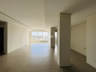 Vista de um corredor interno bem iluminado com paredes brancas.