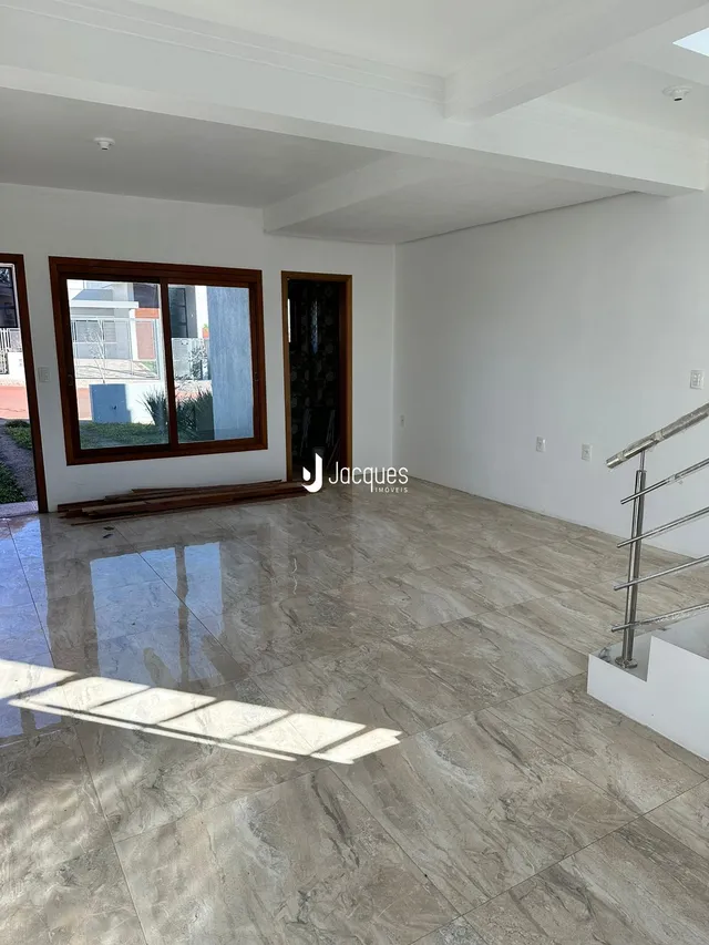 Ambiente interno com piso de cerâmica claro e portas de vidro.