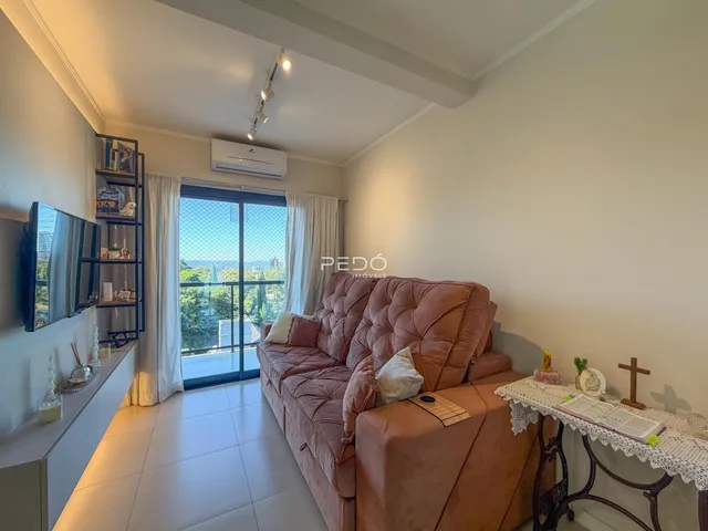Sala de estar com sofá e vista para a paisagem.