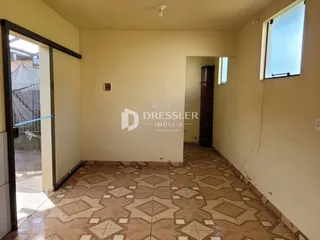 Corredor com piso de cerâmica em tons terrosos.