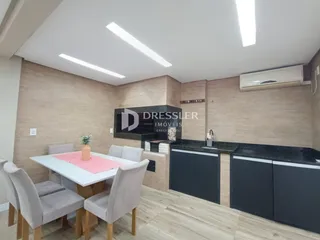 Foto de uma sala de jantar com mesa e cadeiras em um imóvel no Brasil.