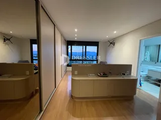 Hall com piso de madeira e armários embutidos em um imóvel.