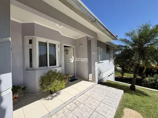 Fachada de uma casa em Lajeado, Brasil, com área externa pavimentada.