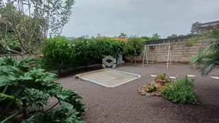 Foto da área externa com jardim e muro de vedação.