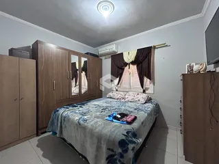 Quarto com armários de madeira e cama.