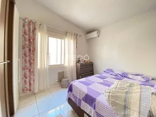 Foto de um quarto com cama e janela em um imóvel.