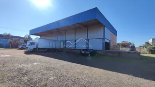Foto da fachada de um galpão industrial em Lajeado, Brasil.