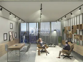 Sala de estar moderna com grandes portas de vidro.