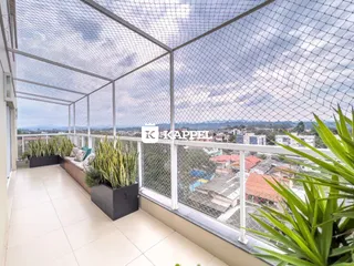 Varanda com vista panorâmica da paisagem urbana de Lajeado.