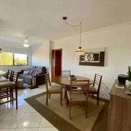 Foto de um ambiente interno com paredes brancas e teto liso.