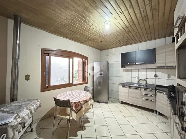 Foto interna de uma cozinha com janela em Lajeado, Brasil.