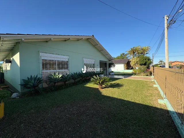 Fachada de uma casa em Lajeado, Brasil com jardim e cerca.