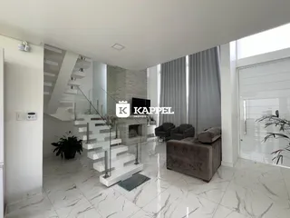 Vista da sala de estar com piso de mármore e escadaria moderna.