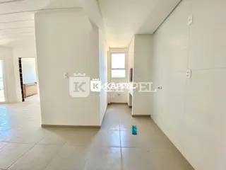 Corredor interno com paredes brancas e piso de cerâmica.