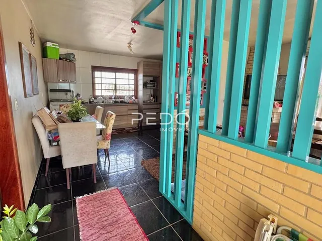 Vista de um corredor interno com piso de cerâmica escura.
