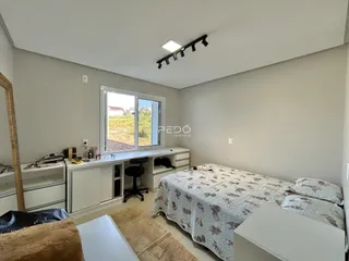 Quarto com janela e armário em um imóvel no Brasil.