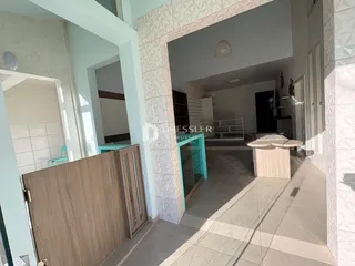 Vista de um corredor interno com portas de madeira e revestimento de parede em um imóvel em Lajeado.