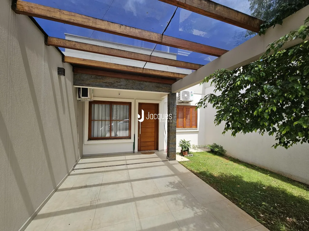 Vista da fachada de uma residência com área externa em Lajeado, Brasil.