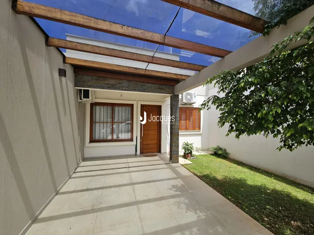 Vista da fachada de uma residência com área externa em Lajeado, Brasil.