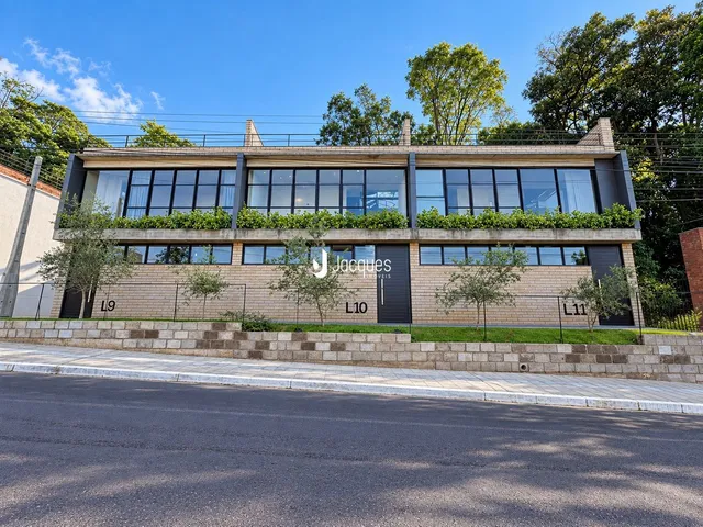 Fachada moderna de uma residência em Lajeado, Brasil.