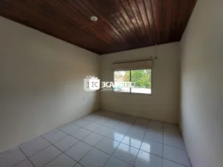 Foto de um cômodo interno com piso de cerâmica e teto de madeira.