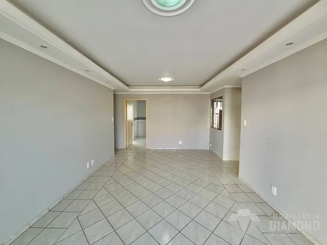 Hall de entrada com piso de cerâmica claro.