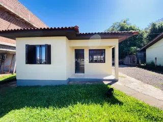 Fachada de uma casa em Lajeado, Brasil com jardim gramado.