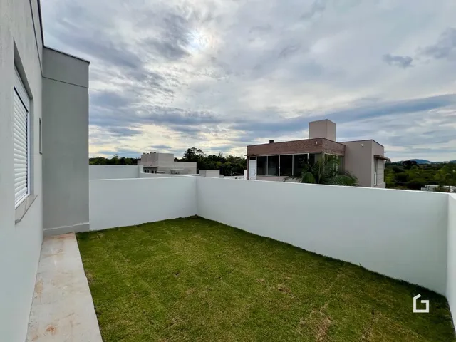 Fachada de uma residência com jardim em Lajeado, Brasil.