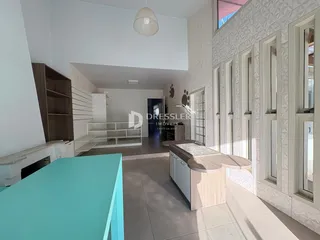 Interior de uma sala de estar com cozinha em um imóvel em Lajeado, Brasil.