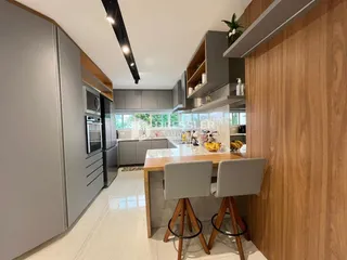 Vista da cozinha e sala de jantar de um imóvel em Lajeado, Brasil.
