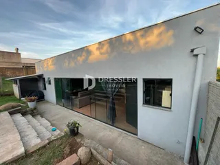 Fachada moderna de uma residência em Lajeado, Brasil, com grandes portas de vidro.