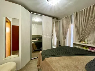 Quarto com cama e espelho em um imóvel no Brasil.