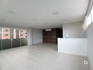 Ambiente interno amplo com piso claro e paredes brancas.