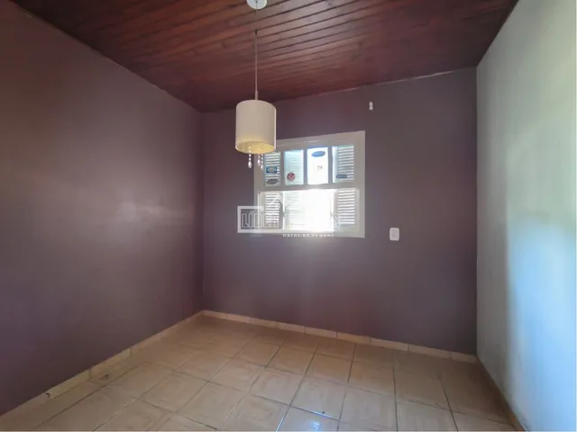 Hall de entrada com piso de cerâmica e teto de madeira.