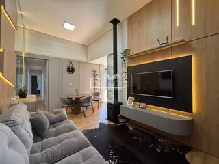 Sala de estar moderna com piso de madeira e decoração contemporânea.