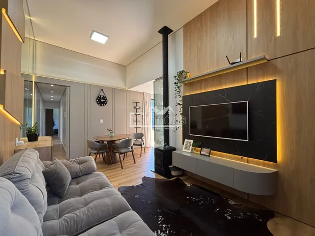 Sala de estar moderna com piso de madeira e decoração contemporânea.