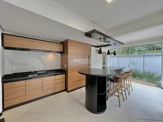 Ambiente interno moderno com cozinha e área de jantar.