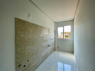 Hall de corredor com parede de azulejos claros e piso branco.