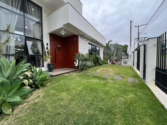 Fachada moderna de uma residência em Lajeado, Brasil, com jardim gramado na frente.