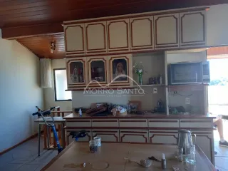Foto de um ambiente interno com painéis de madeira e armários na parede.