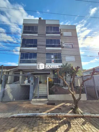 Fachada de um prédio residencial em Lajeado, Brasil, com janelas de alumínio e área externa.