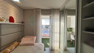 Quarto com cama e janela de vidro.