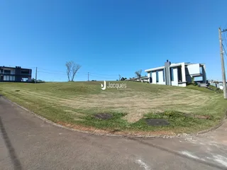 Fachada de uma residência em Lajeado, Brasil, com gramado e céu azul.
