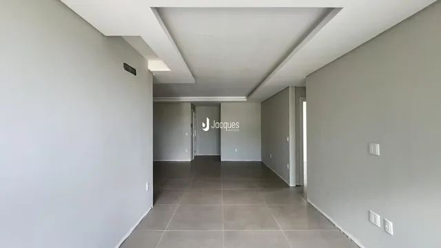 Hall de entrada com piso de cerâmica e paredes brancas.