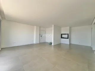 Vista interna de um ambiente com piso de cerâmica claro.